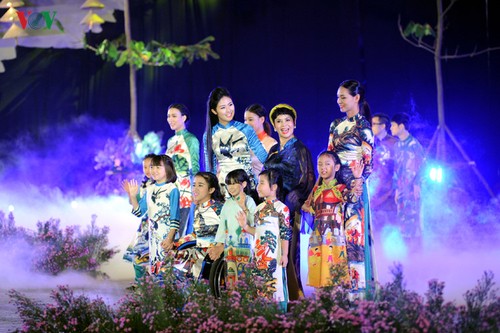 Ханойский фестиваль традиционного платья «ао-зяй» - ảnh 1